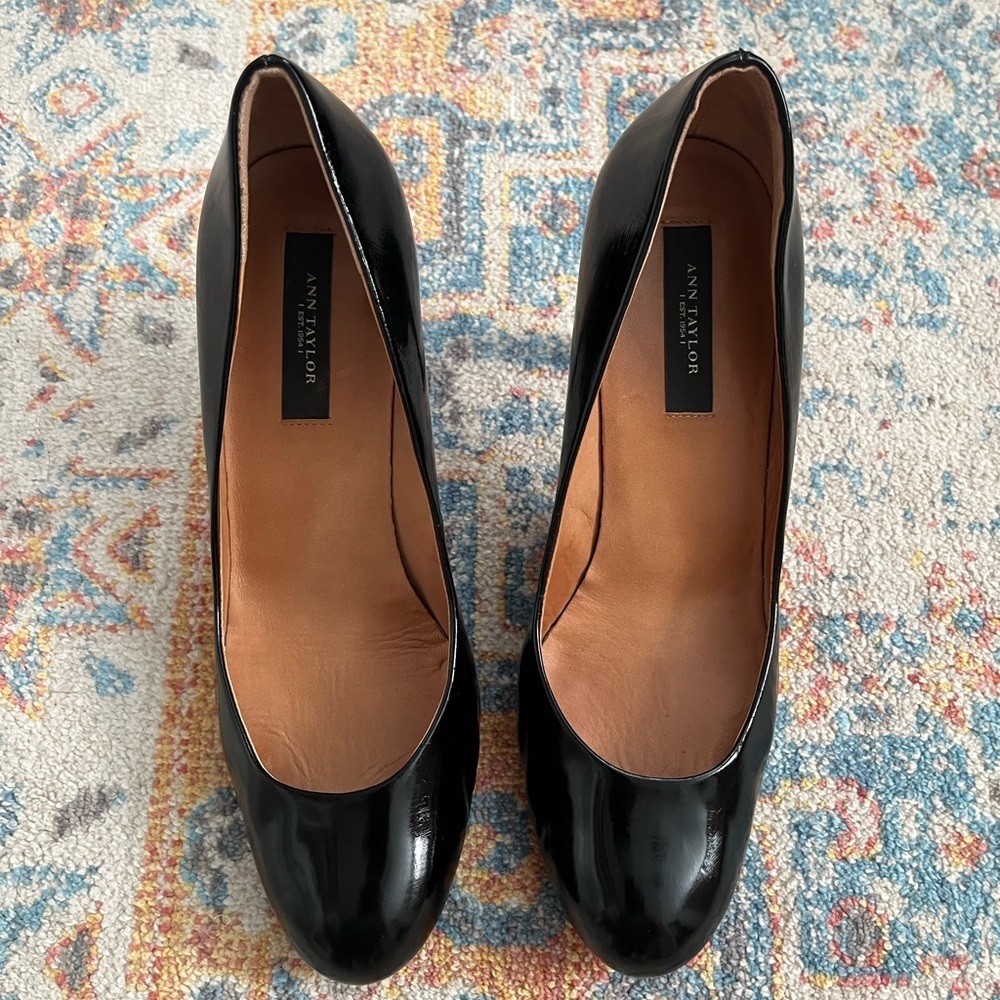 Ann Taylor black patent perfect pump heels almond toe